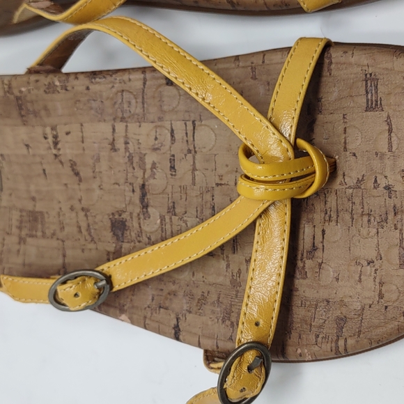 Orthaheel Solana Yellow Strappy Flip Flops 9 - Picture 6 of 9